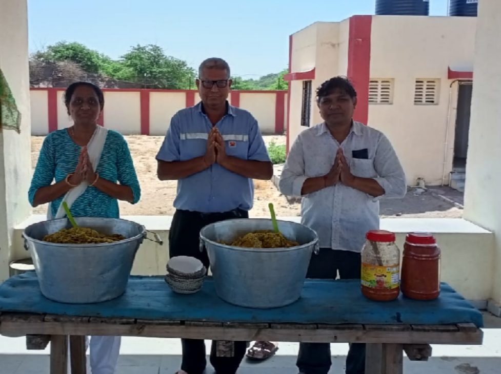 Annakshetra free community kitchen serving food